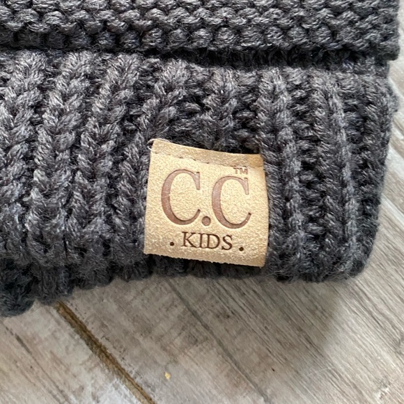 NEVER WORN KIDS CC BEANIE. - Picture 3 of 4